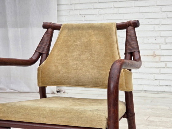Image 1 of Jaren 80, een paar Scandinavische fauteuils, meubelbekleding van velours en bamboe.