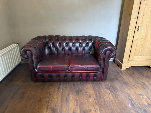 Rood Chesterfield2 zits