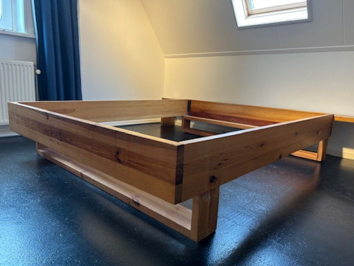 Estructura de cama de pino macizo de los años 70, de Ate van Apeldoorn. – tweepersoonsbedden, Wood (photo 2 of 21)