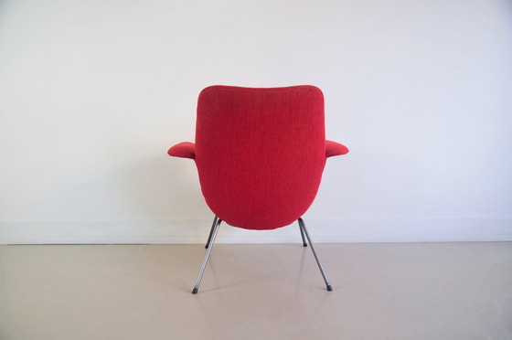Image 1 of poltrona rossa con gambe in metallo