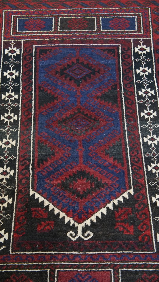 Tapis d'Orient noué à la main dans les tons rouge bordeaux, bleu foncé et beige 143x88cm