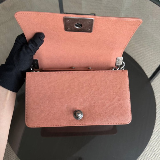 Image 1 of Borsa Chanel Boy Small - Caviar 20 cm trapuntata rosa cipria con finiture in argento rutenio Serie 27