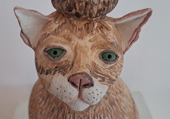 Image 1 of Scultura in ceramica di un gatto con compagni di gioco