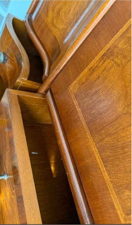 Image 1 of antieke mahoniehouten secretaire met een gebogen kroonlijst en ingelegde details