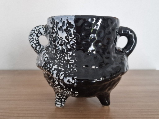 Vase tripode noir et blanc