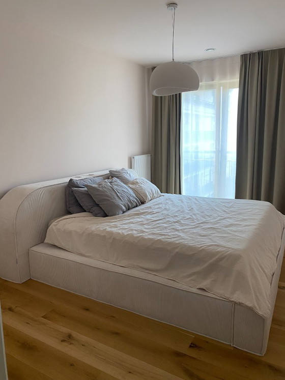 Image 1 of Beige Bed met Koffer Beige Ribfluweel 180x200cm