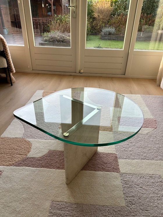 Image 1 of Glazen druppelvormige salontafel op travertin poot 