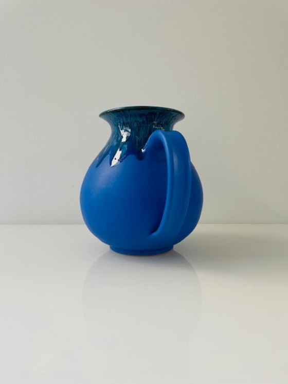 Image 1 of Pichet en céramique bleu cobalt à glaçure expressive