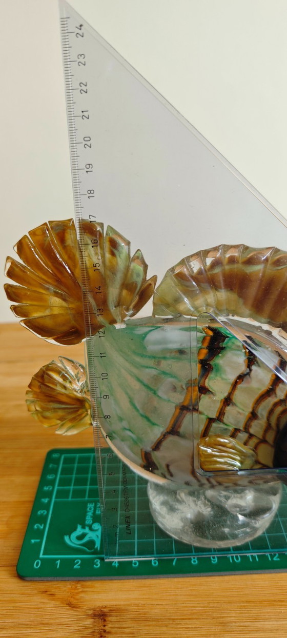 Image 1 of Figurine de poisson vintage en verre soufflé à la bouche — Style Murano — Vert/Ambre avec des nageoires ridées remarquables