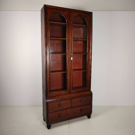 Englischer Vitrinenschrank aus dem späten 19. Jahrhundert mit Glastüren und Schubladen. – Wood (photo 9 of 15)