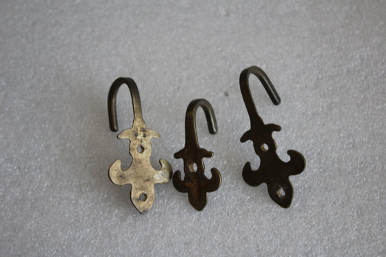 Image 1 of 3 piccoli ganci decorativi, ganci per quadri vintage, porta asciugamani in ottone, giglio araldico
