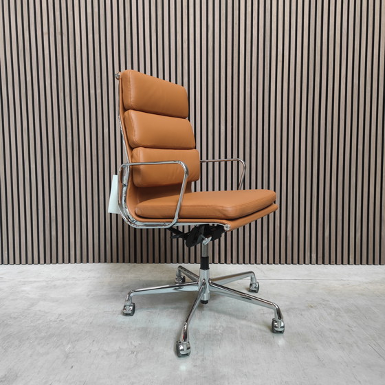 Image 1 of Silla Vitra Eames EA 219 Soft Pad – Cuero premium color coñac