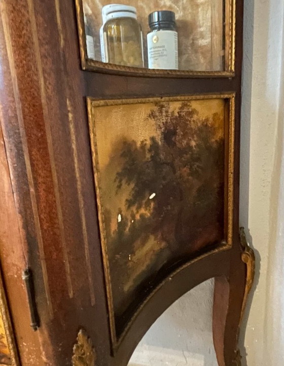 Image 1 of Élégante vitrine décorative de style Louis XV français