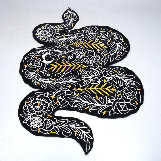 Image 1 of Evento artistico Ikea x tappeto a forma di serpente Supakitch