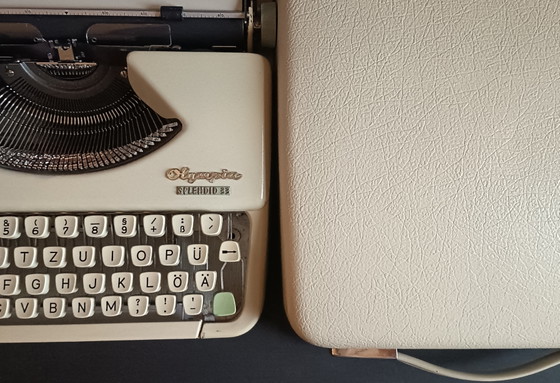 Image 1 of Olympia Splendid33 typemachine, volledig gerestaureerd, met koffer, 1964