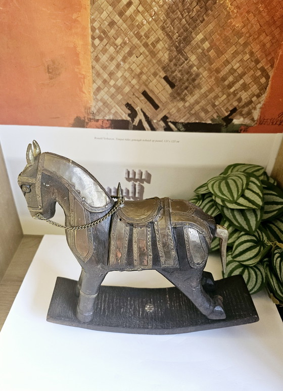 Image 1 of Statuetta vintage a forma di cavallo a dondolo in legno con decorazioni in ottone