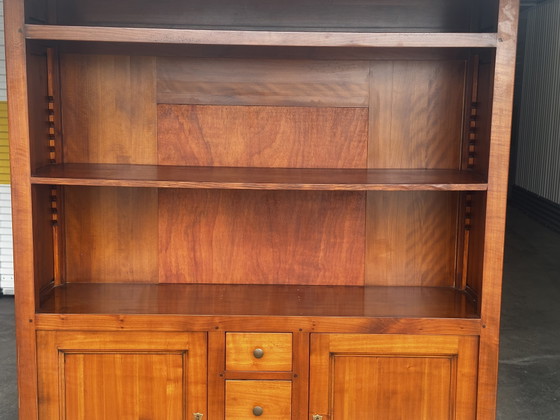Image 1 of Bibliothèque en merisier massif à éclairage intégré - fabrication XX e siècle 