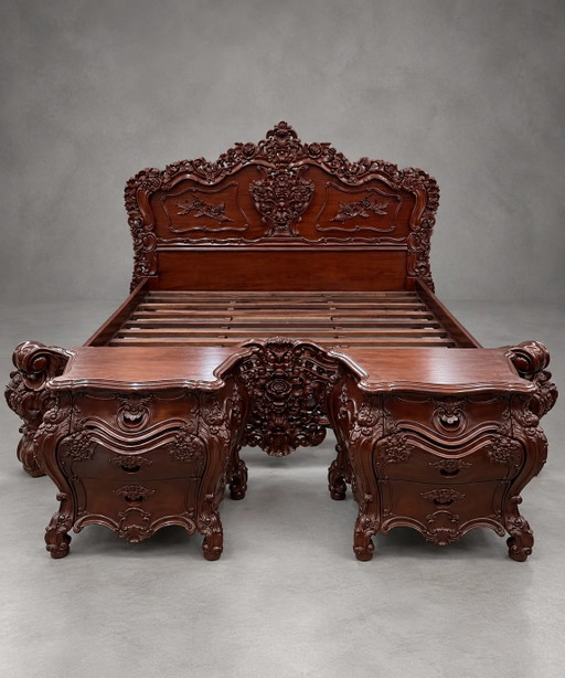Lit King Size Néo-Baroque richement sculpté avec tables de chevet assorties