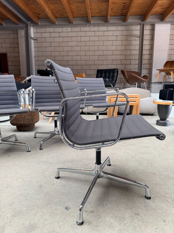 Vitra Eames EA108, Charles y Ray Eames (stock: 7) – Sillas de conferencia, Textil, Aluminio (photo 21 of 23)