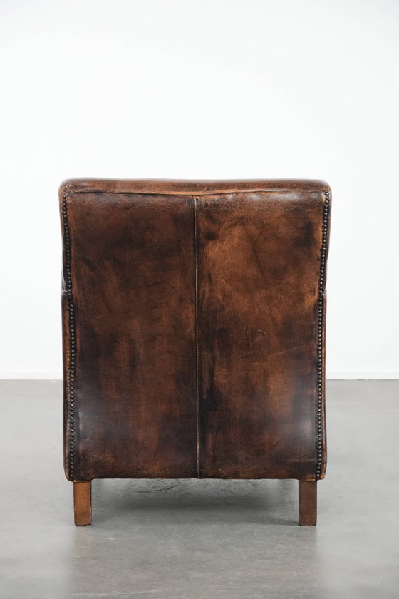 Image 1 of Poltrona dal design elegante e senza tempo realizzata in pelle di pecora con splendidi colori intensi