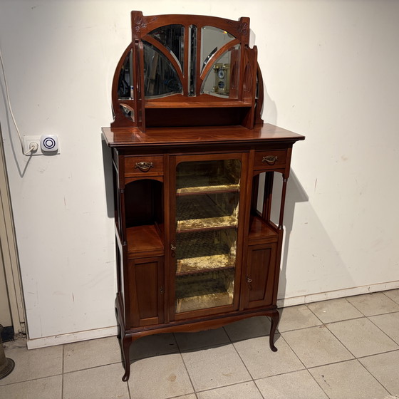 This is an antique Art Nouveau / Jugendstil display cabinet with a mirrored upright from around 1890–1900. (photo 4 of 5)