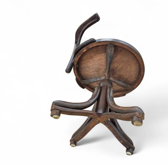Silla de escritorio giratoria de madera curvada estilo Viennese Secessionist / Art Nouveau

Ancho 60 (photo 8 of 14)