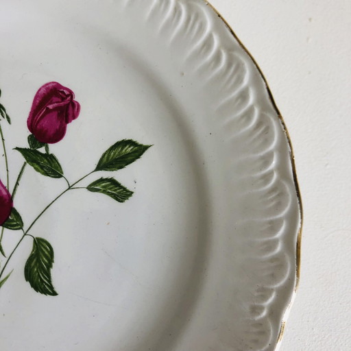 Steingutteller von L'Amandinoise mit einem floralen Art-Deco-Motiv