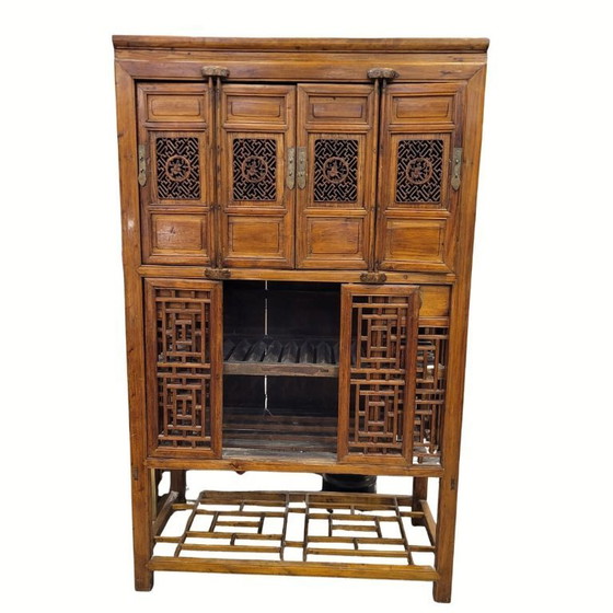 Image 1 of Mueble / Armario “Gabinete de erudito”, madera de olmo, trabajo de celosía, Dinastía Qing, s. XIX – China