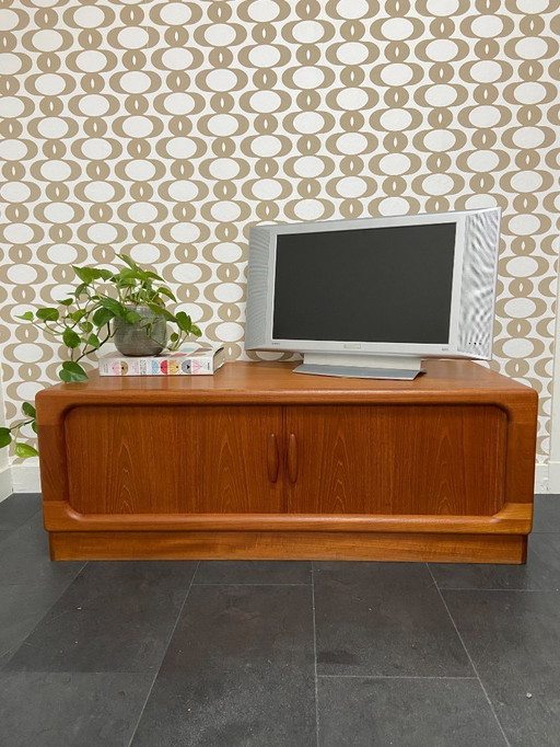 Mobile basso/TV vintage di Dyrlund con ante a serrandina