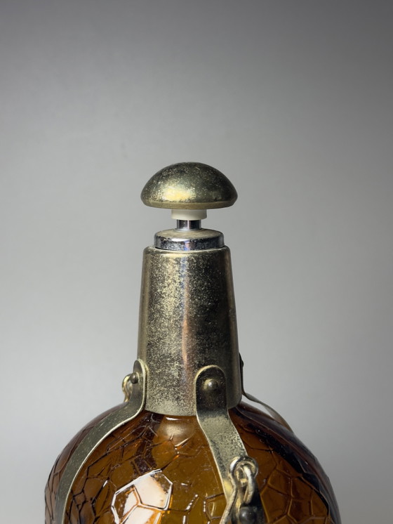 Image 1 of Bouteille carafe musicale vintage – Mécanisme musical à remontoir – Inspiration Steampunk et Art Déco – vers 1970