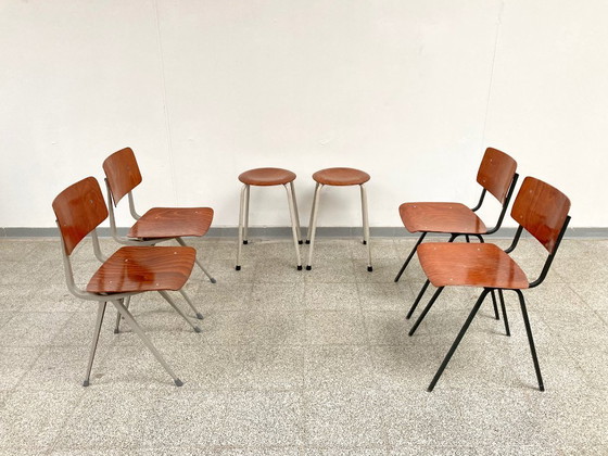 Image 1 of 4 vintage design mid-century eetkamerstoelen + 2 krukken