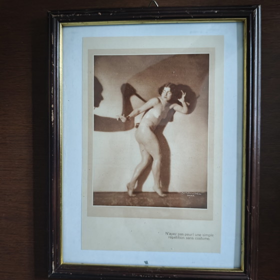 Image 1 of Originele Art Deco naaktfoto van J. Mandel uit Parijs – Authentieke vintage tijdschriftpagina – Ingelijst – 20 × 26 cm