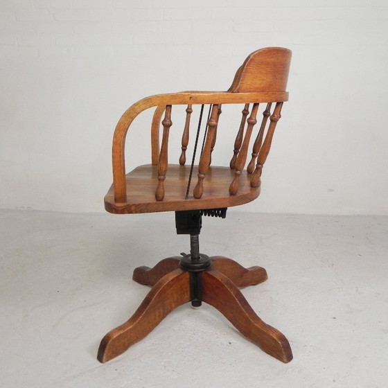 Image 1 of Silla de oficina de roble con sistema de muelles y altura regulable, década de 1930.