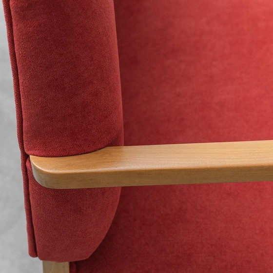 Image 1 of Vintage tweezitsbank – hout en rode stof, jaren 60, moderne antieke stijl