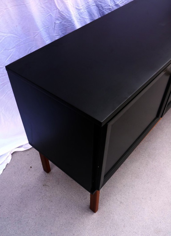 Image 1 of Aparador negro con 3 puertas y 3 cajones.