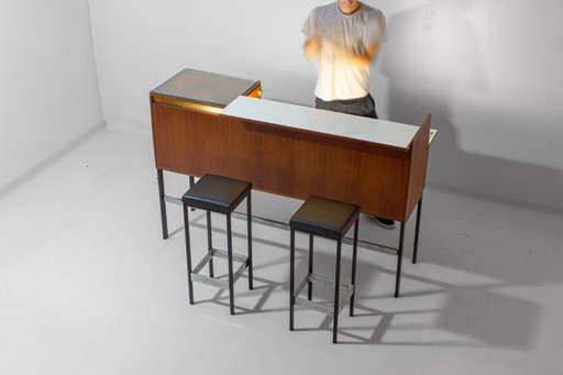 Roger de Winter cocktailbar met krukken