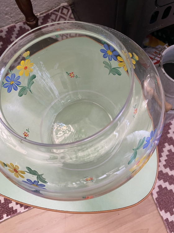 Image 1 of Vaso sferico con fiori sparsi, stile vintage retrò, dipinto a mano.