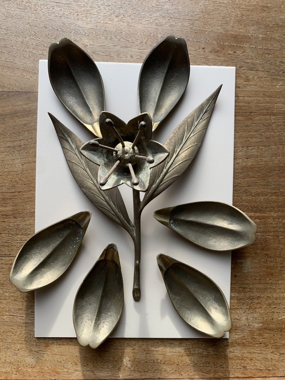 Image 1 of Lotus sculptuur feestasbak uit het midden van de vorige eeuw