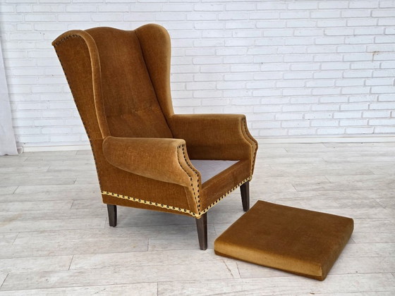 Image 1 of Deense fauteuil met hoge rugleuning uit de jaren 70, bekleed met meubelvelours en voorzien van eikenhouten poten.