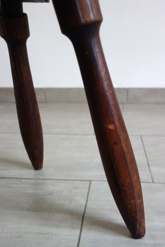 Image 1 of Brutalistischer Dreibeinstuhl aus geschnitztem Holz, Frankreich