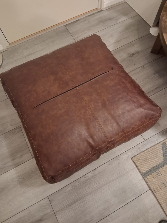 Image 1 of Magnifique pouf vintage fait main en cuir marron/bordeaux.