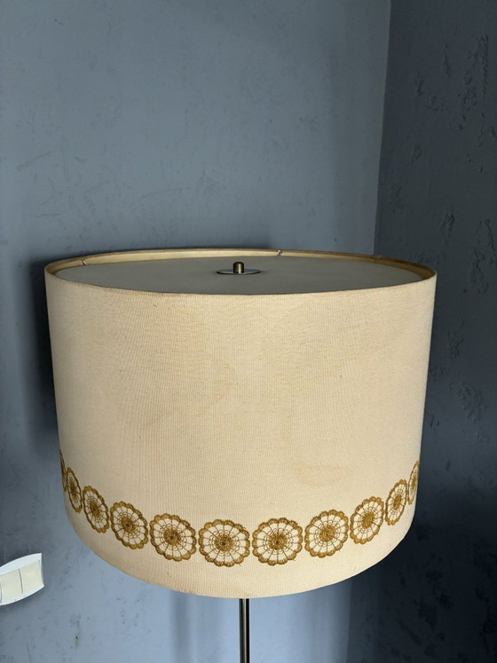 Lampada da terra Hillebrand con paralume a tamburo in tessuto, anni '60, Lampade da terra, Metallo, Beige (foto 6 di 8)
