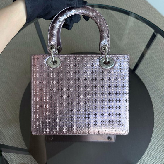 Image 1 of DIOR LADY MEDIUM - MICRO-CANNAGE METALLIC ROZE ZILVEREN BESLAG