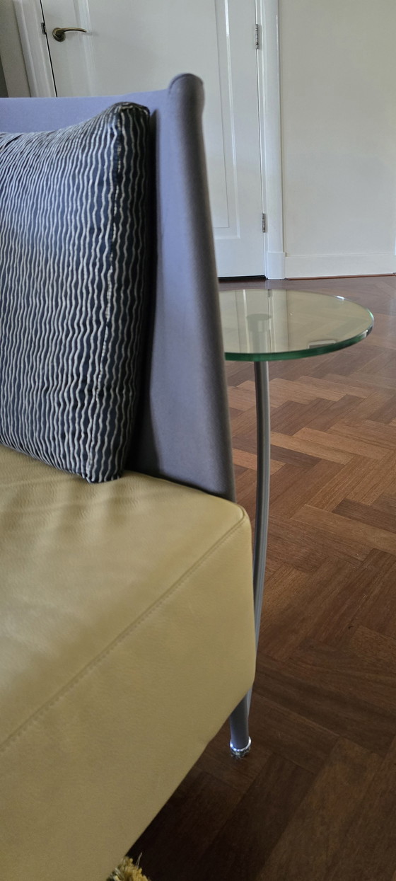 Image 1 of 2 sillas Montis. La silla izquierda tiene un retablo de cristal giratorio