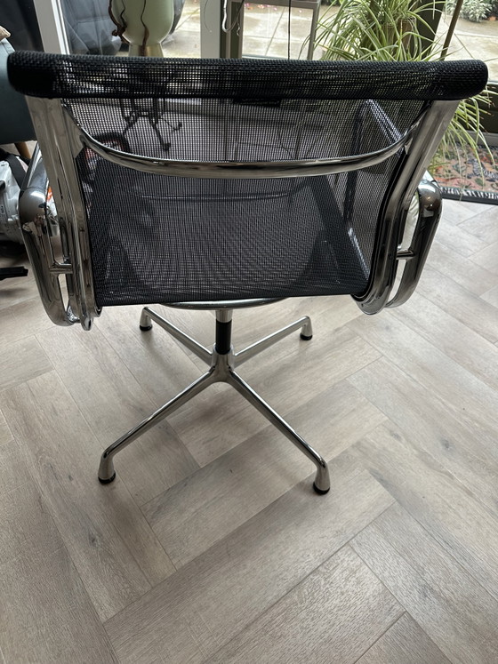 Lot de deux Vitra Eames Aluminium Chairs EA 107 originales, conçues par Charles & Ray Eames. (photo 5 of 14)