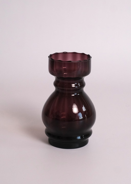 Vase dentelé de couleur aubergine