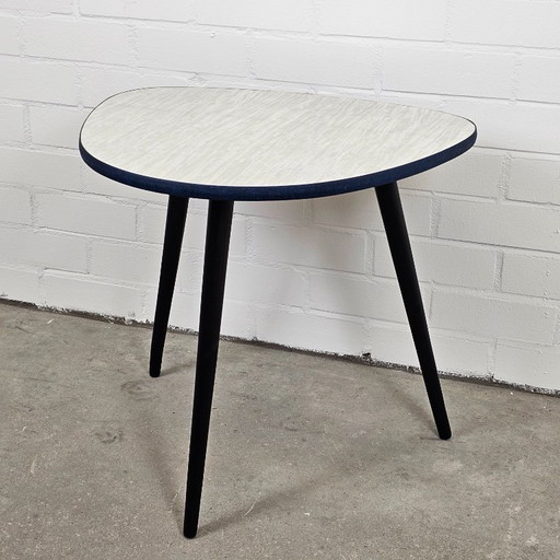 Tavolino da caffè vintage anni '50 con piano in formica e bordo blu