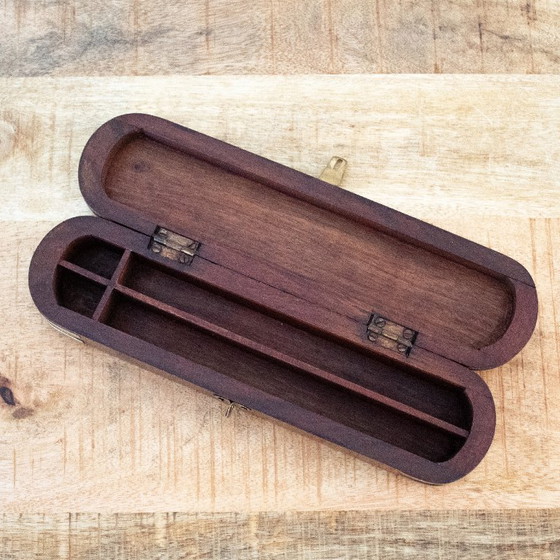 Image 1 of Portapenne vintage in ottone e legno: allungato, elegantemente decorato, in stile antico da ufficio.