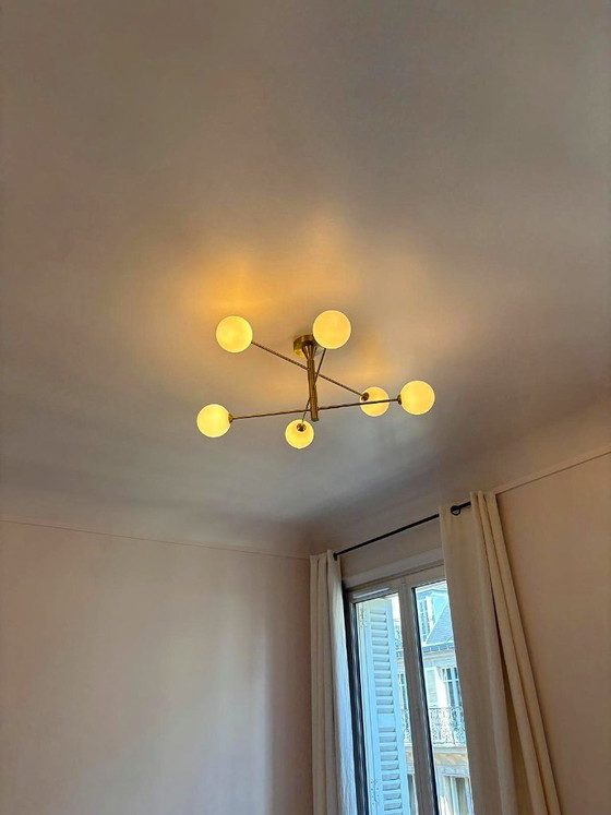 Lampadario Cassius 6 globi in vetro bianco e metallo dorato – Plafoniere, Marmo (photo 4 of 5)