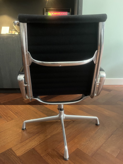 Vitra Eames EA 116